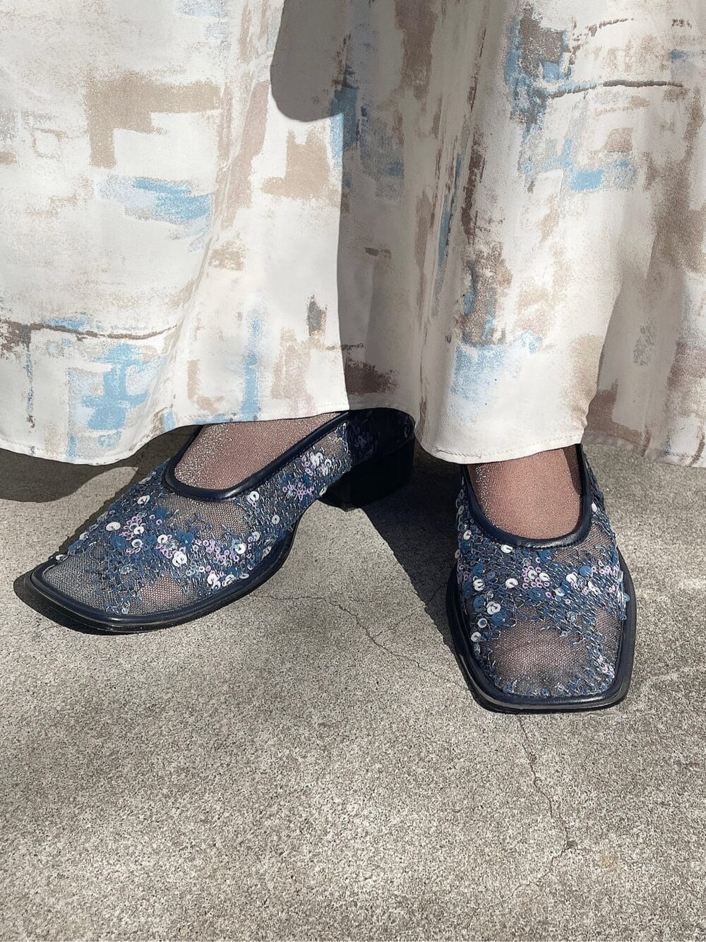 ブルー系のシャツ/ブラウス、ブルー系のスカート、ブルー系のパンプスを着用したレディースの冬コーディネートの5枚目の写真