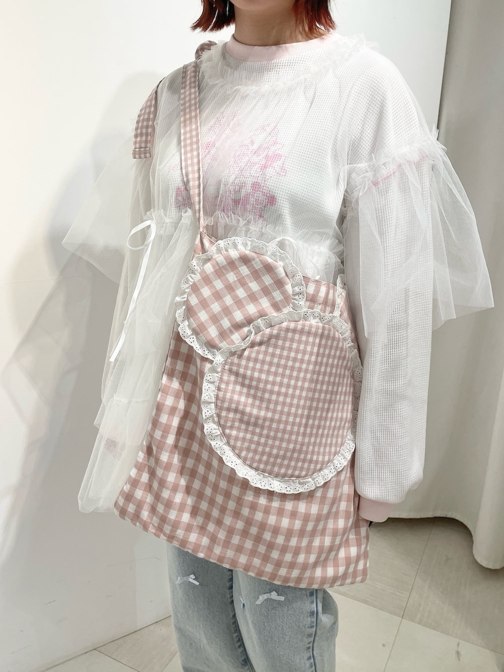 ホワイト系のTシャツ/カットソー、ピンク系のハンドバッグ、ホワイト系のTシャツ/カットソーを着用したレディースの夏コーディネートの7枚目の写真