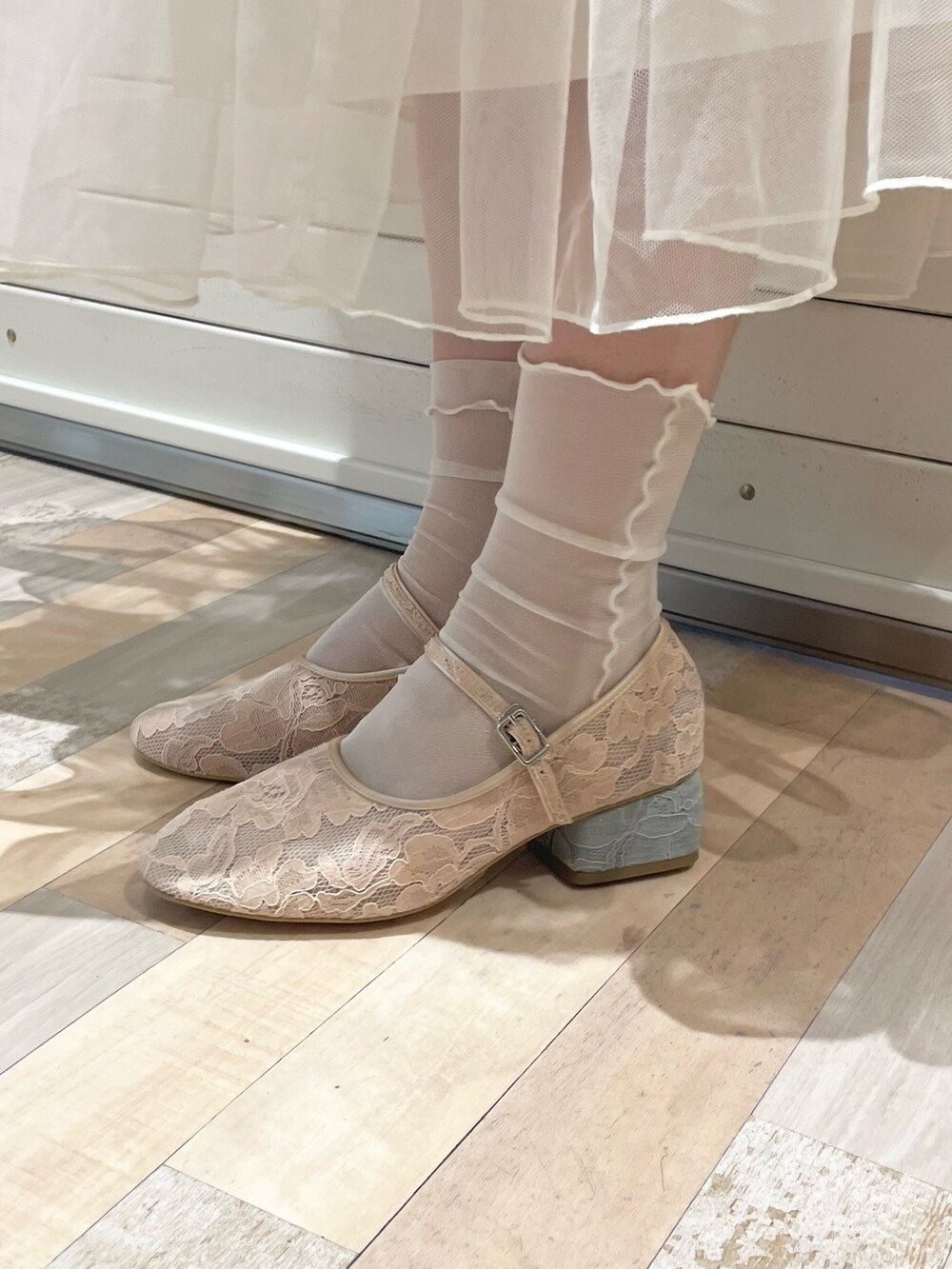 ピンク系のTシャツ/カットソー、ホワイト系のTシャツ/カットソー、ホワイト系のワンピースを着用したレディースの夏コーディネートの5枚目の写真