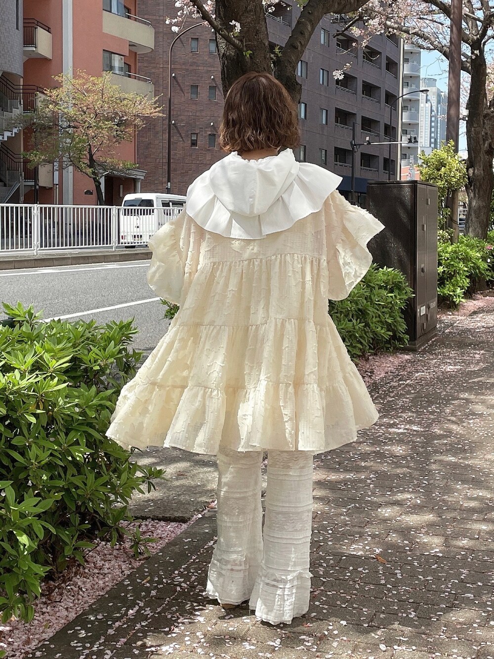ホワイト系のワンピース、ホワイト系のスラックス、ゴールド系のパンプスを着用したレディースの春コーディネートの3枚目の写真