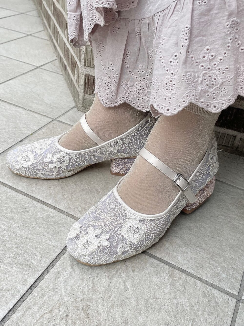 ホワイト系のシャツ/ブラウス、ホワイト系のパンプス、ホワイト系のハンドバッグを着用したレディースの冬コーディネートの6枚目の写真