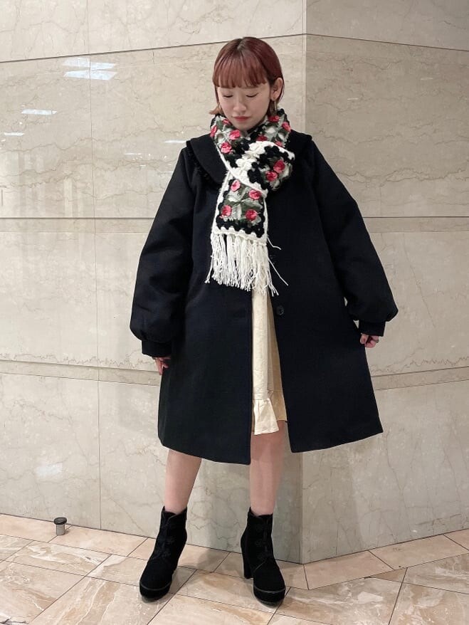 ブラック系のブーツ、ブラック系のその他アウター、ホワイト系のワンピースを着用したレディースの冬コーディネートの2枚目の写真