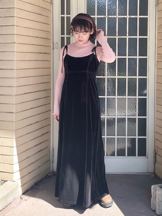 ブラック系のカーディガン/ボレロ、ブラック系のワンピース、ピンク系のニット/セーターを着用したレディースの秋コーディネートの3枚目の写真