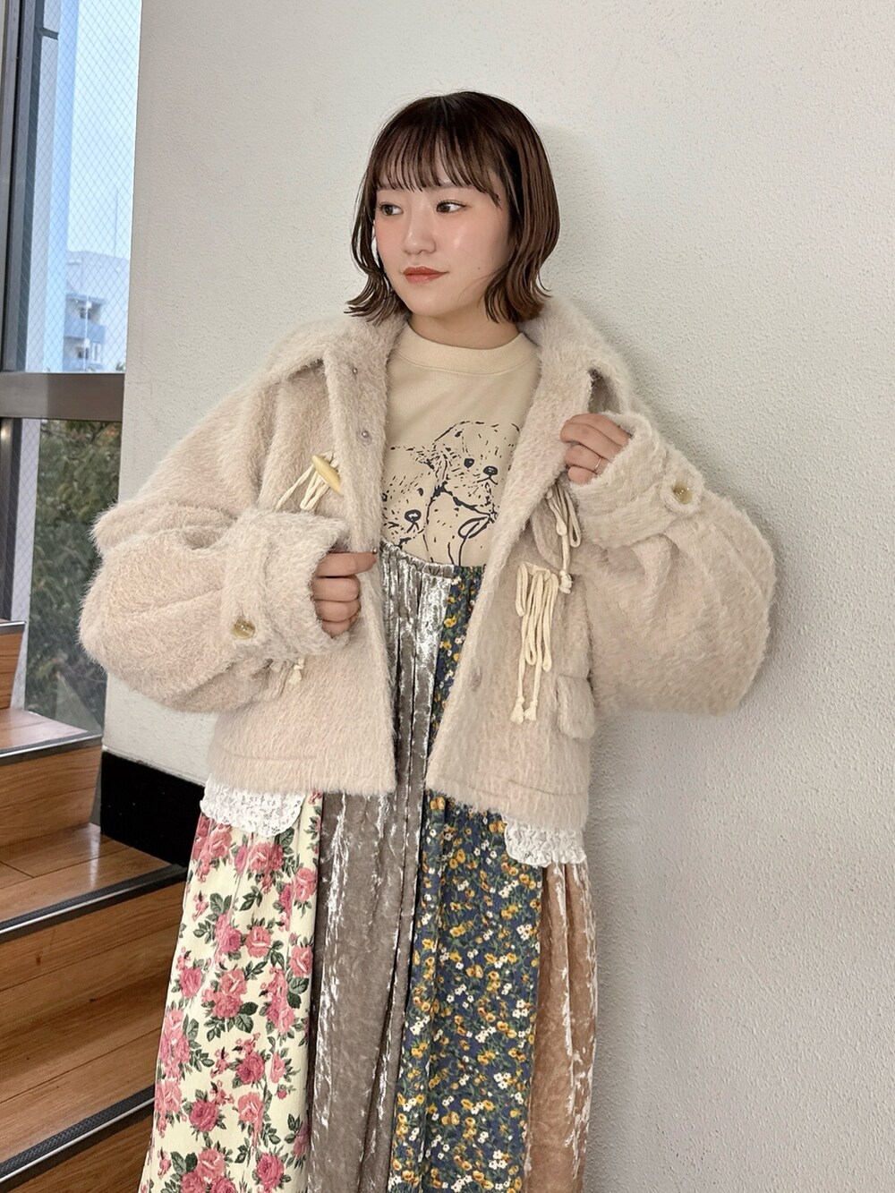 ピンク系のワンピース、ベージュ系のスウェット、ベージュ系のブーツを着用したレディースの秋コーディネートの5枚目の写真