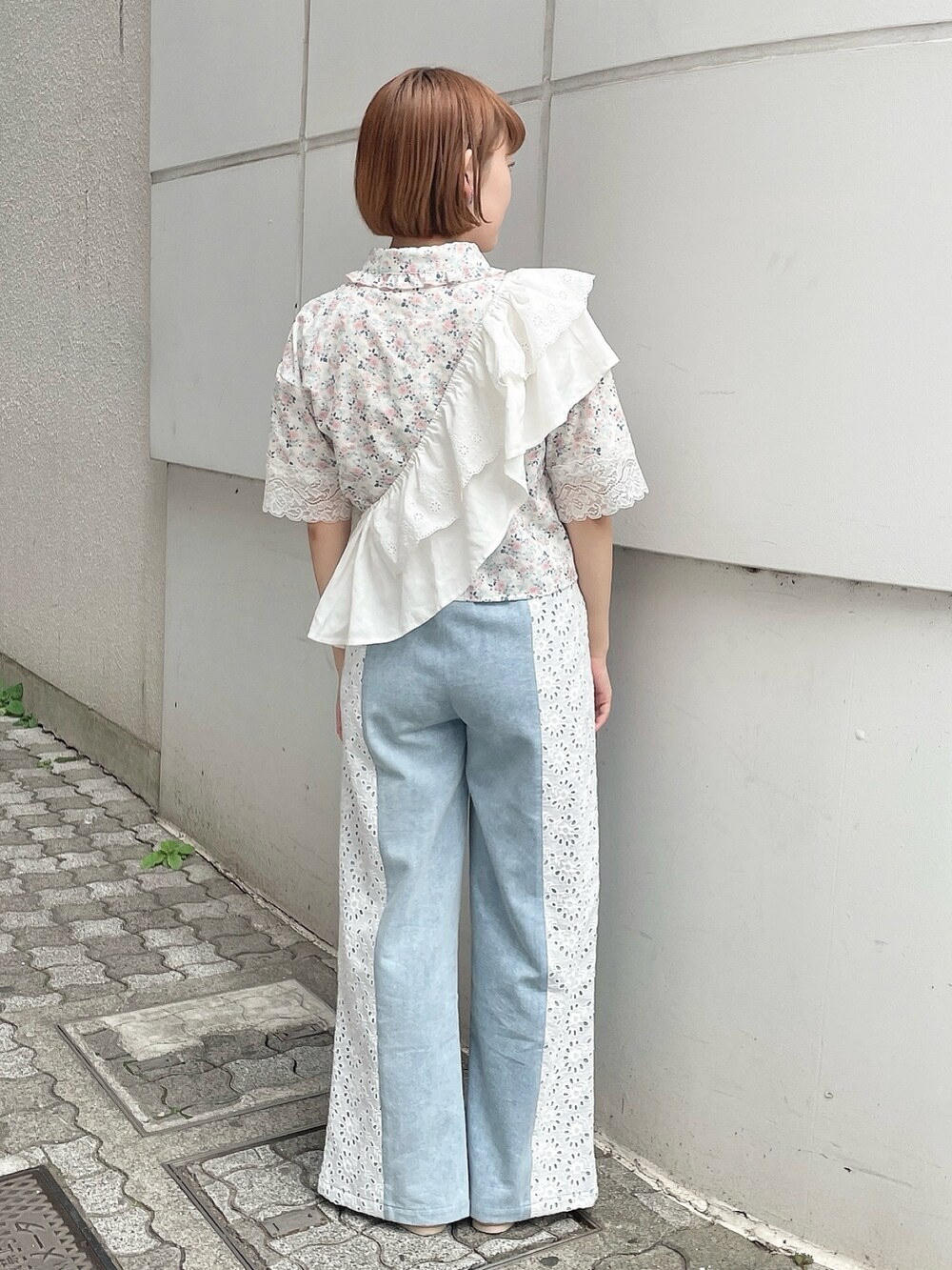 ピンク系のシャツ/ブラウス、ブルー系のデニムパンツ、ゴールド系のバレエシューズを着用したレディースの冬コーディネートの3枚目の写真