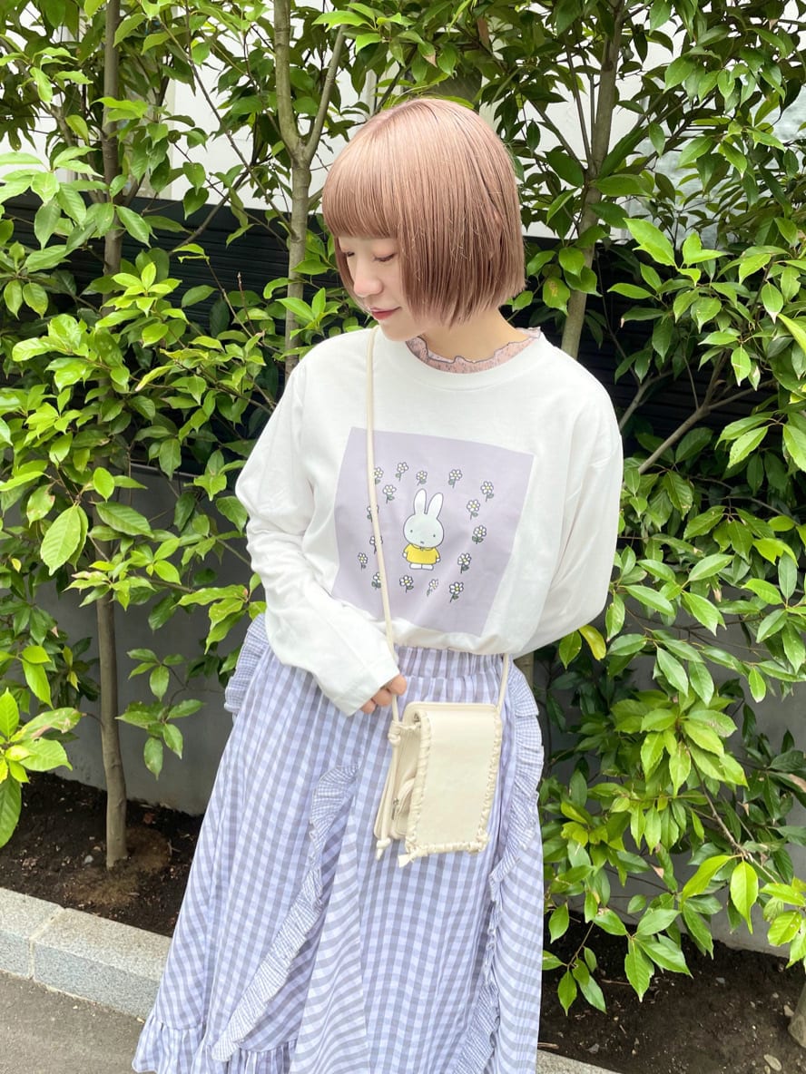 ブルー系のパンプス、ホワイト系のTシャツ/カットソー、ピンク系のTシャツ/カットソーを着用したレディースの夏コーディネートの3枚目の写真