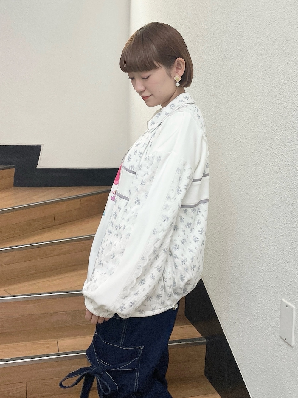 ブルー系のジャージ、ホワイト系のスウェット、ブルー系のデニムパンツを着用したレディースの春コーディネートの6枚目の写真