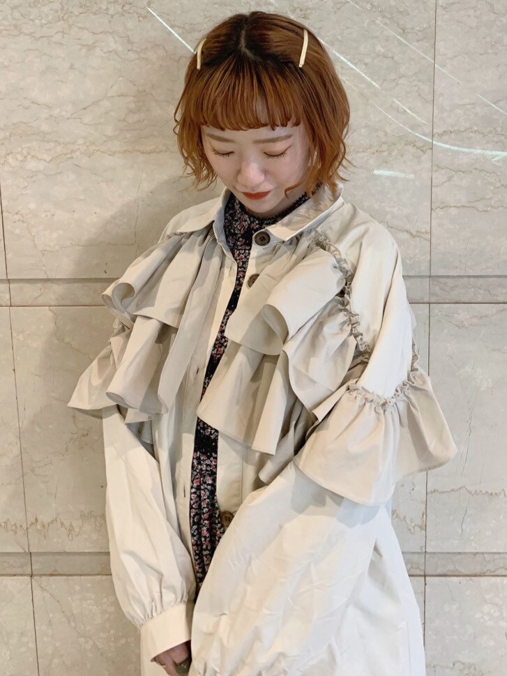 ホワイト系のトレンチコート、ブラック系のその他シューズ、ブラック系のワンピースを着用したレディースの春コーディネートの3枚目の写真