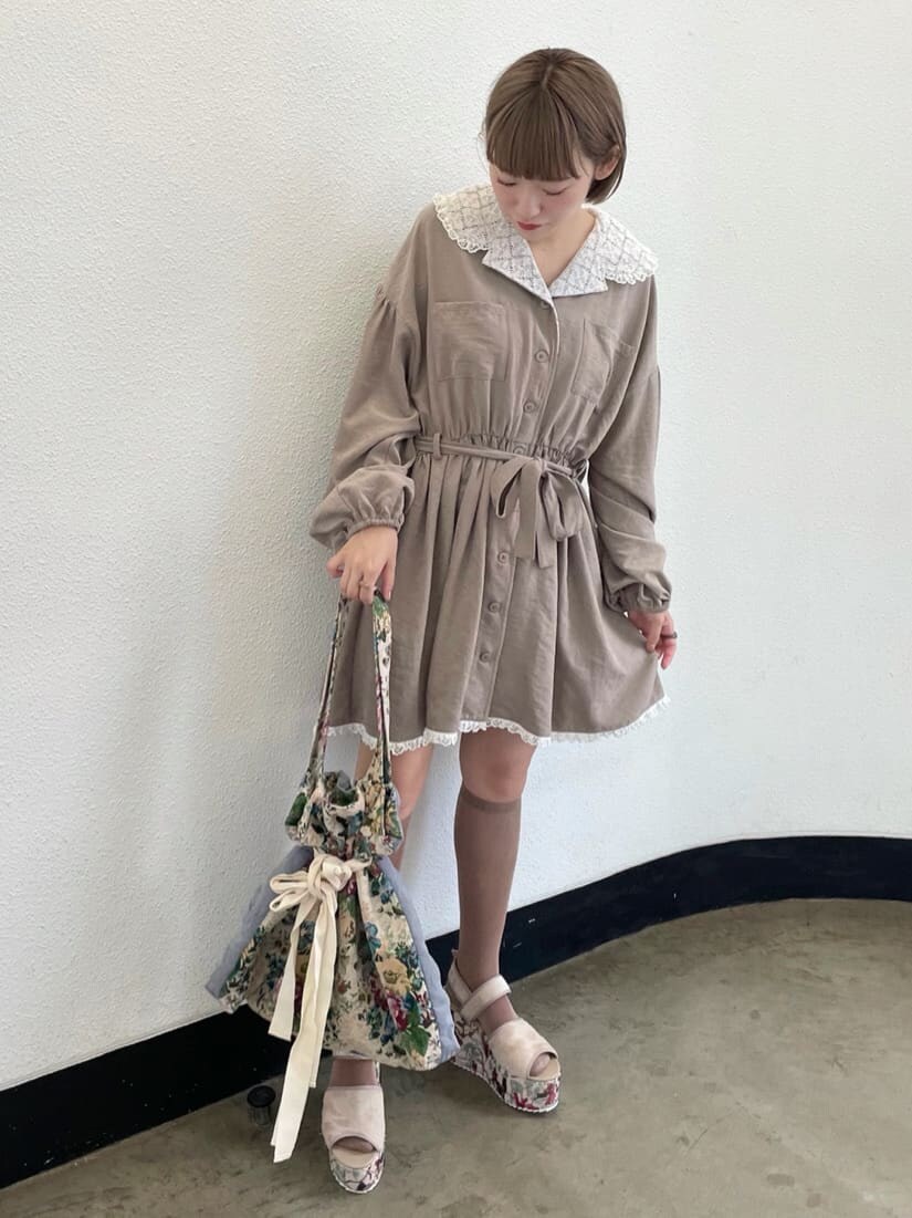 ベージュ系のワンピース、ベージュ系のサンダル、ホワイト系のトートバッグを着用したレディースの夏コーディネートの2枚目の写真