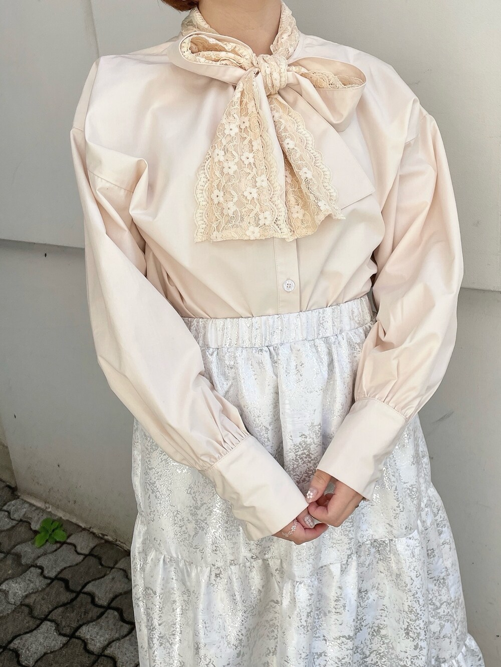 ホワイト系のシャツ/ブラウス、ホワイト系のスカート、ピンク系のパンプスを着用したレディースの春コーディネートの6枚目の写真