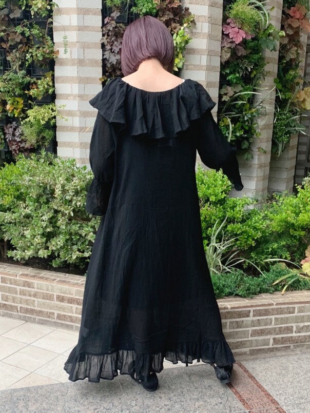 ブラック系のワンピース、ブラック系のその他シューズ、パープル系のキャミソールを着用したレディースの春コーディネートの4枚目の写真