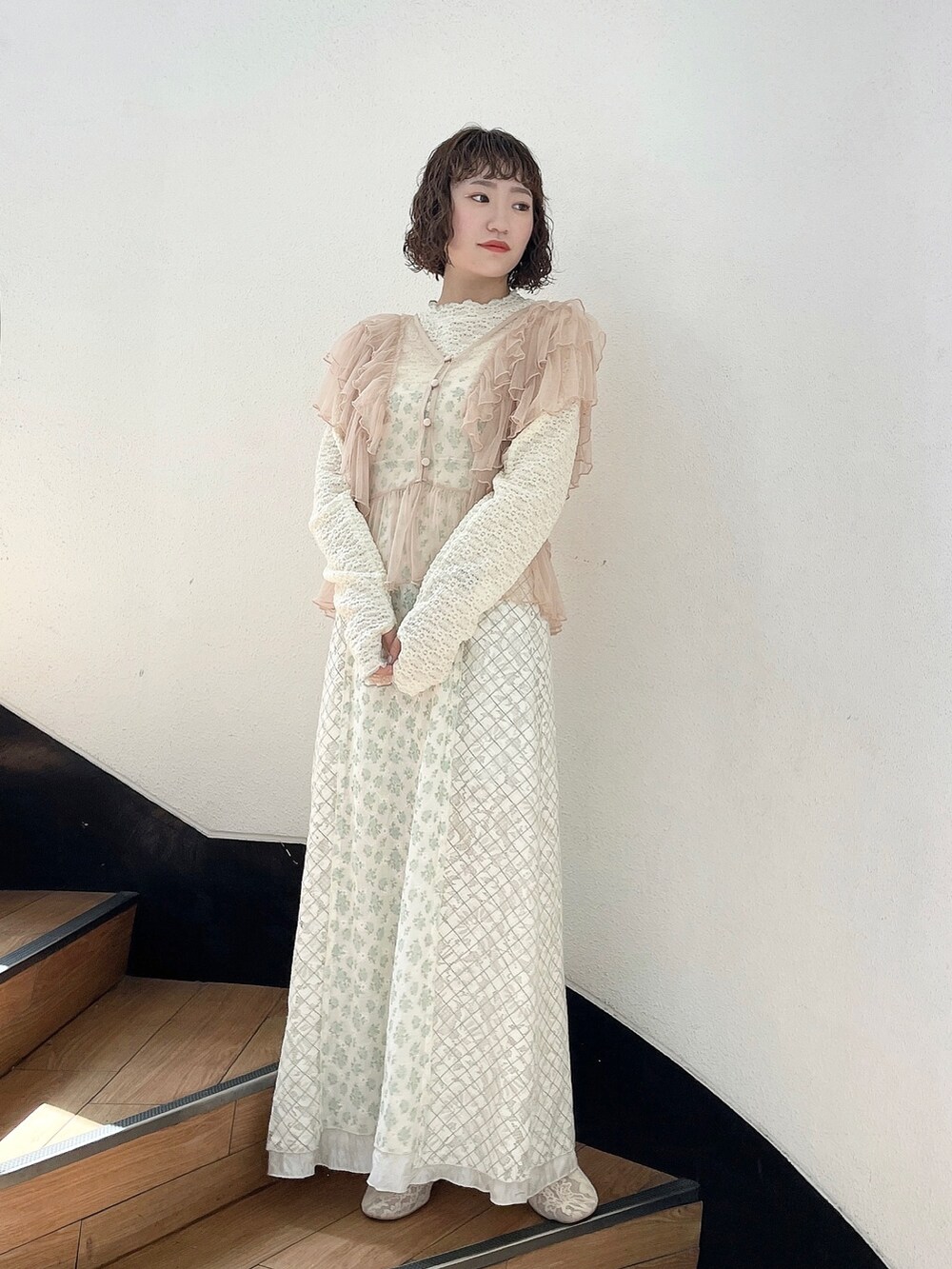 ホワイト系のTシャツ/カットソー、グリーン系のワンピース、ベージュ系のシャツ/ブラウスを着用したレディースの春コーディネートの2枚目の写真