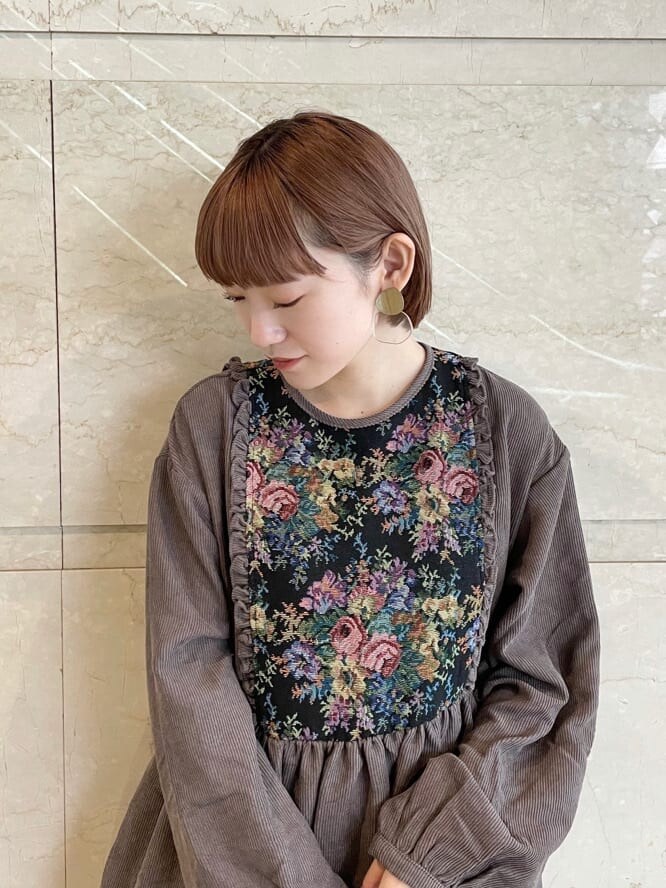 ホワイト系のその他シューズ、ブラウン系のワンピースを着用したレディースの秋コーディネートの3枚目の写真