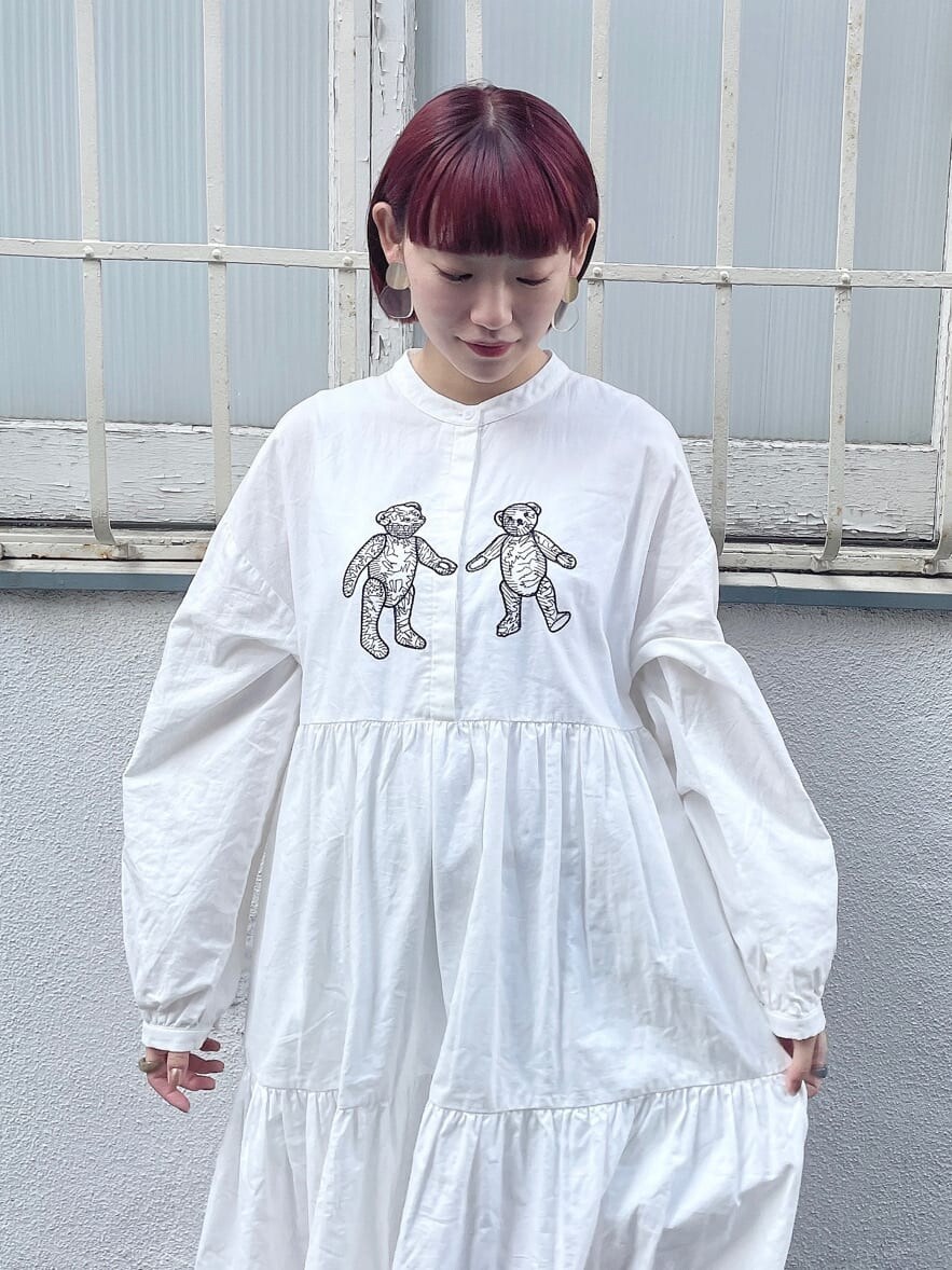 ブルー系のスニーカー、ブルー系のその他アウター、ホワイト系のワンピースを着用したレディースの秋コーディネートの5枚目の写真