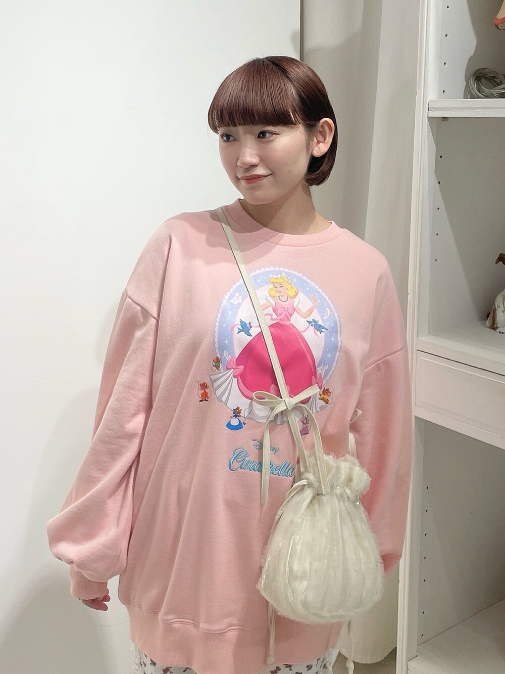 ホワイト系のバレエシューズ、レッド系のスウェットパンツ、ホワイト系のショルダーバッグを着用したレディースの冬コーディネートの4枚目の写真
