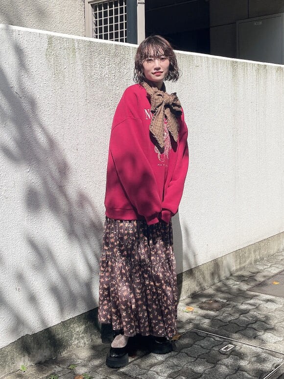 ブラウン系のスカート、ベージュ系のシャツ/ブラウス、レッド系のTシャツ/カットソーを着用したレディースの秋コーディネートの2枚目の写真