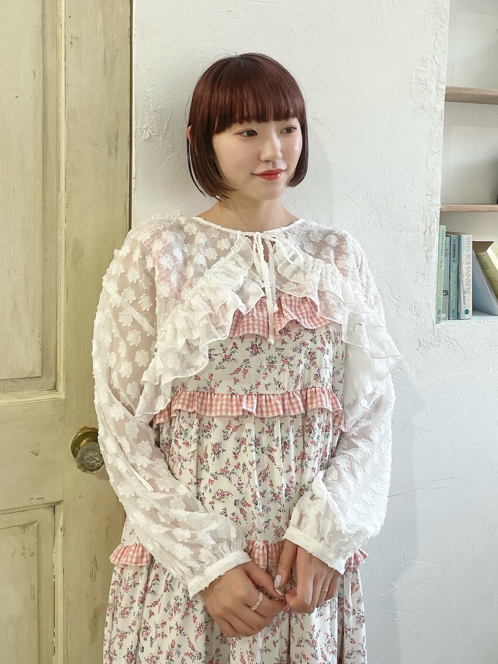 ホワイト系のシャツ/ブラウス、ピンク系のワンピース、ピンク系のサンダルを着用したレディースの春コーディネートの5枚目の写真