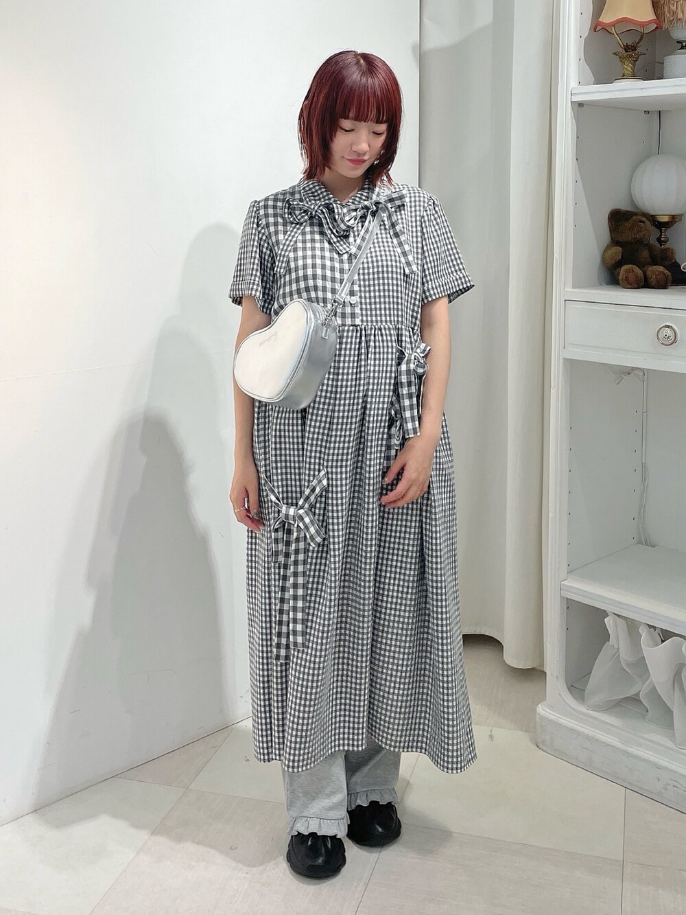 シルバー系のショルダーバッグ、ブラック系のワンピース、グレー系のスウェットパンツを着用したレディースの夏コーディネートの2枚目の写真