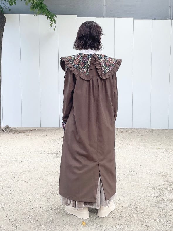 ホワイト系のシャツ/ブラウス、ブラウン系のスカート、ホワイト系のローファーを着用したレディースの夏コーディネートの4枚目の写真