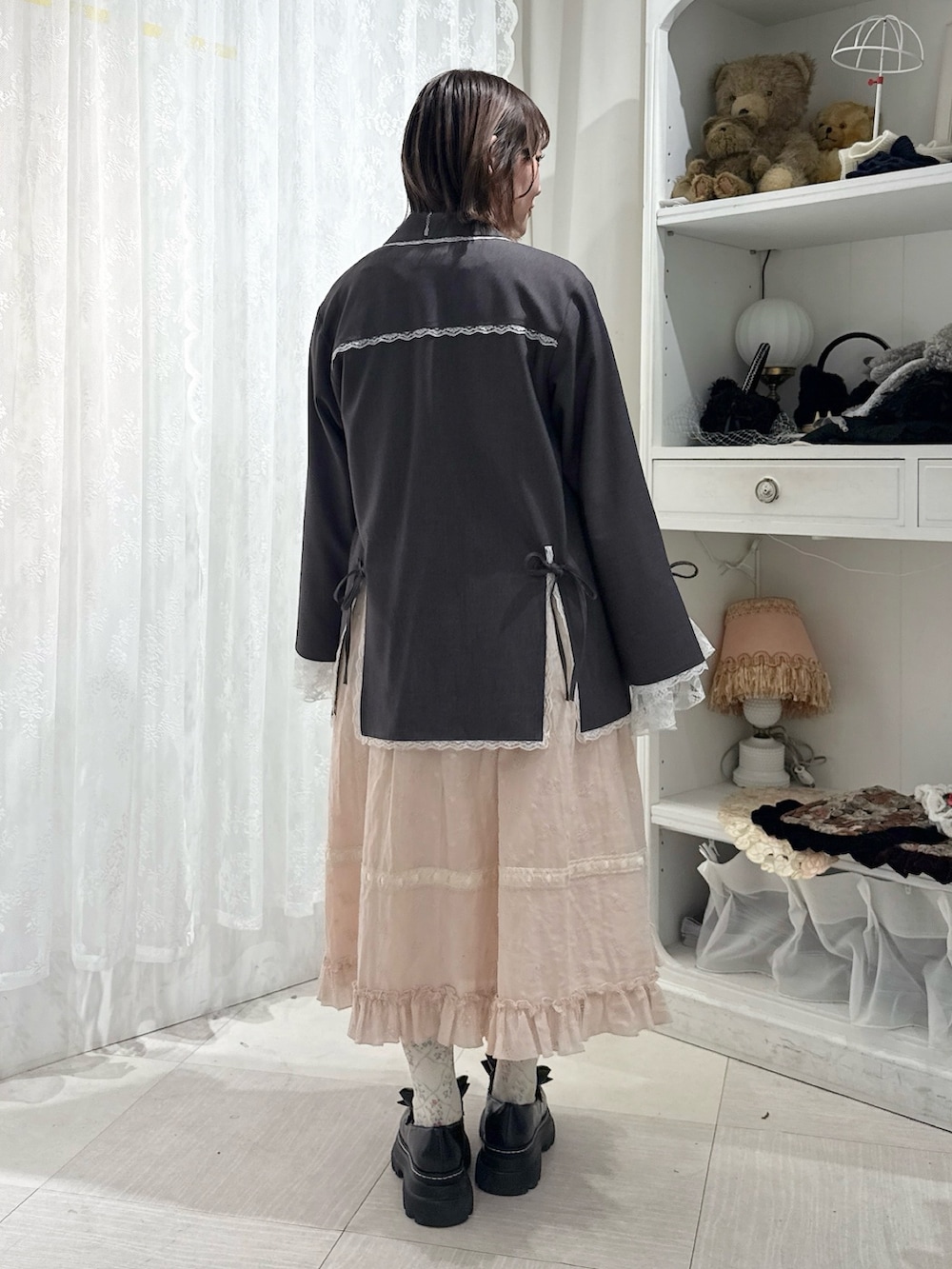 ピンク系のワンピース、ブラック系のローファー、ホワイト系のシャツ/ブラウスを着用したレディースの秋コーディネートの3枚目の写真