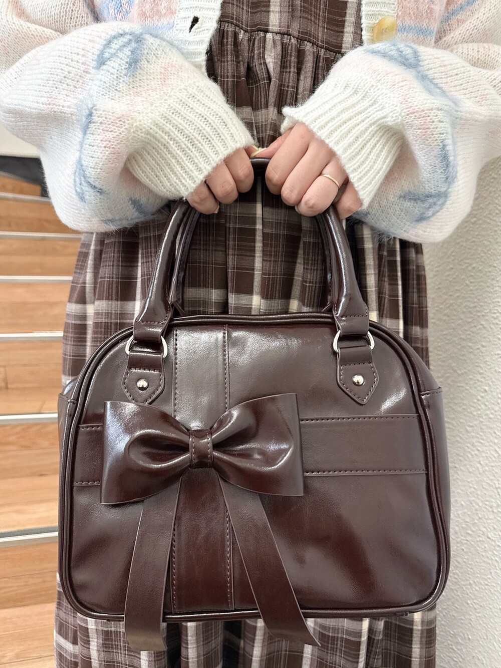 ホワイト系のカーディガン/ボレロ、ブラウン系のワンピース、ブラウン系のハンドバッグを着用したレディースの夏コーディネートの8枚目の写真