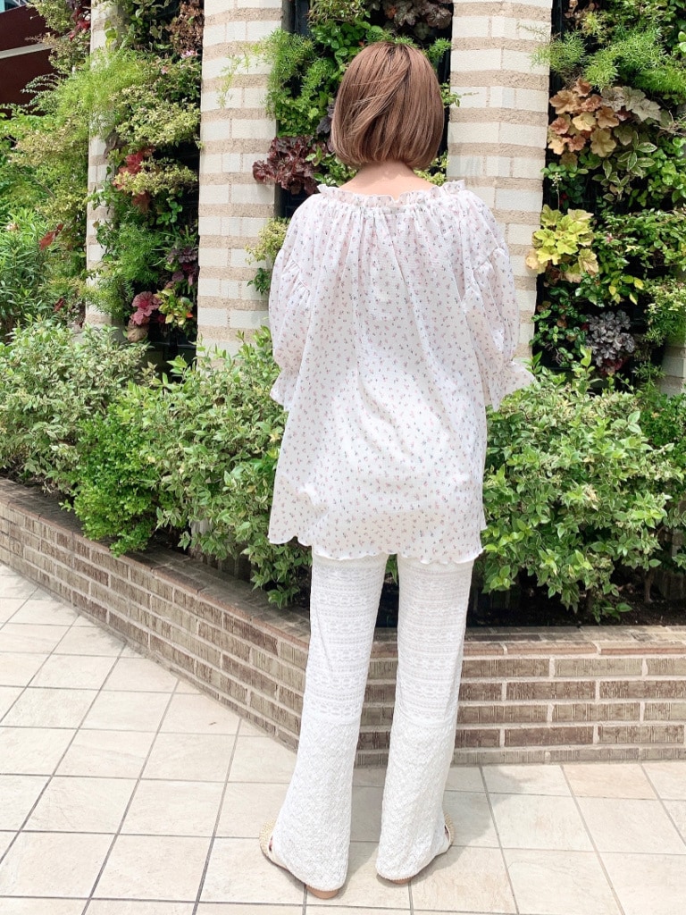 ベージュ系のパンプス、ホワイト系のその他パンツ、ホワイト系のTシャツ/カットソーを着用したレディースの夏コーディネートの3枚目の写真