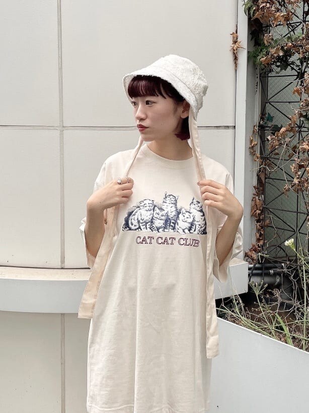 ホワイト系のその他パンツ、ホワイト系のドレスシューズ、ホワイト系のTシャツ/カットソーを着用したレディースの夏コーディネートの3枚目の写真