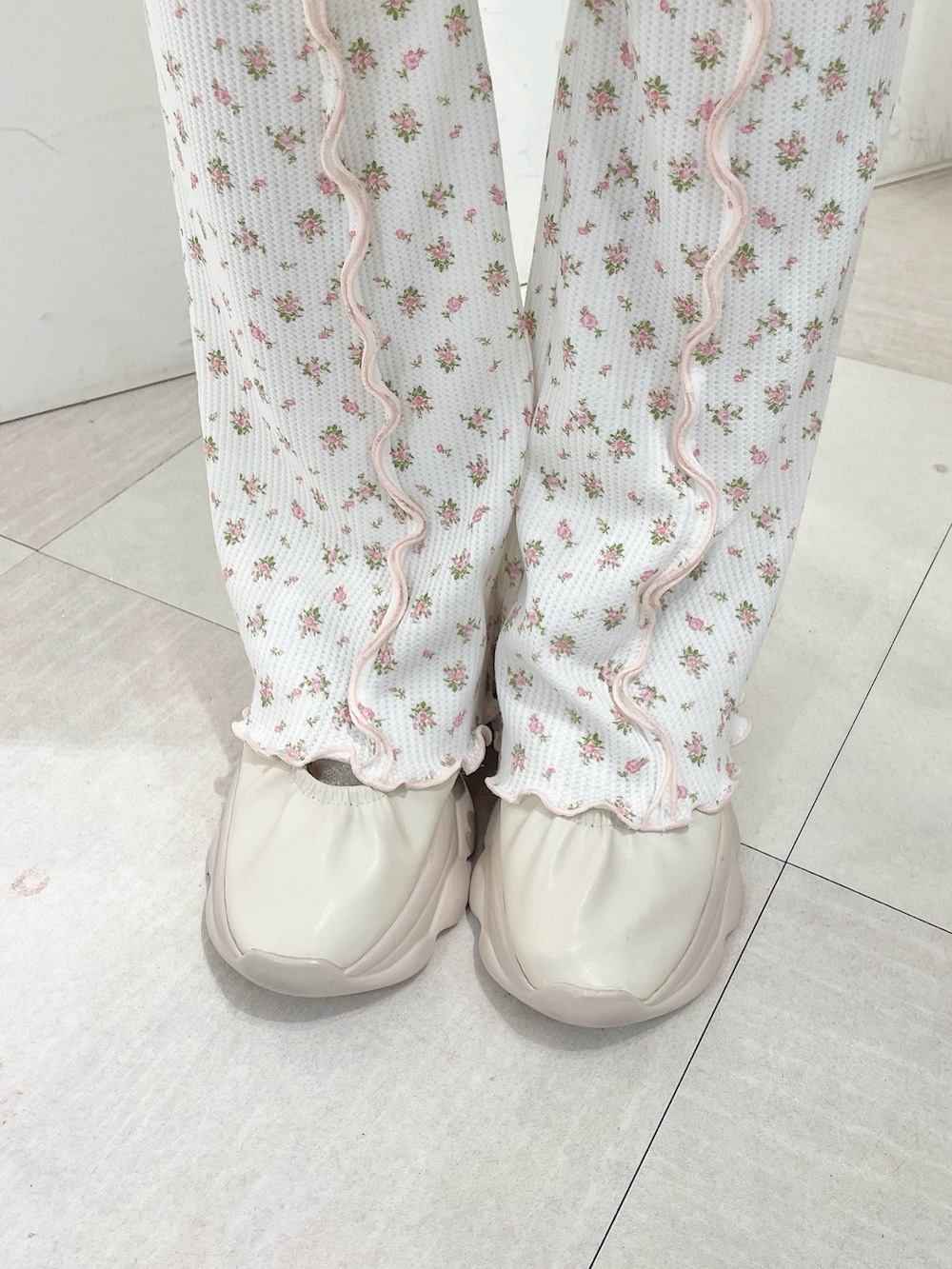 ホワイト系のニット/セーター、ホワイト系のワンピース、ピンク系のスウェットパンツを着用したレディースの夏コーディネートの6枚目の写真