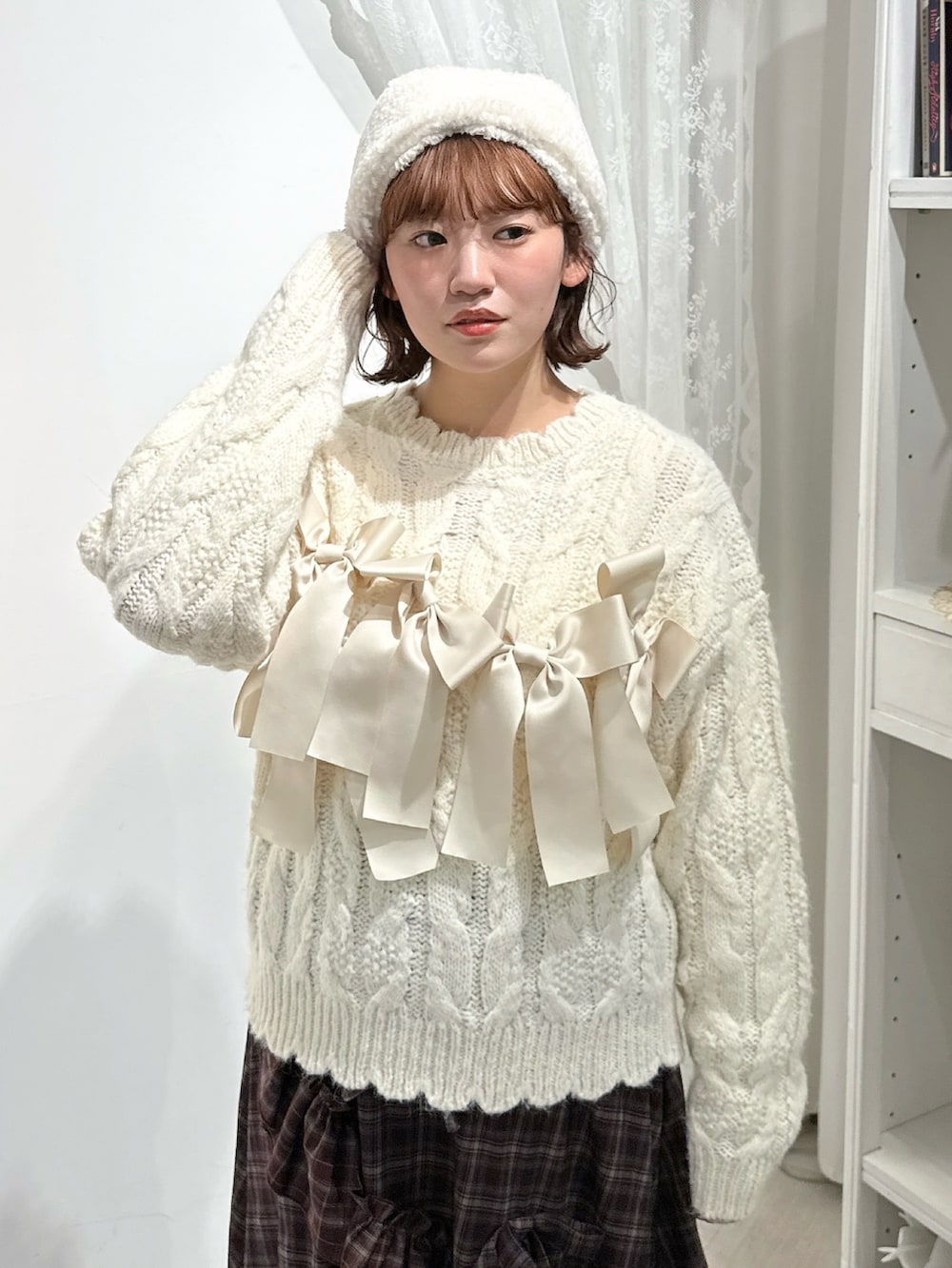 ホワイト系のニット/セーター、レッド系のスカート、レッド系のバレエシューズを着用したレディースの夏コーディネートの4枚目の写真