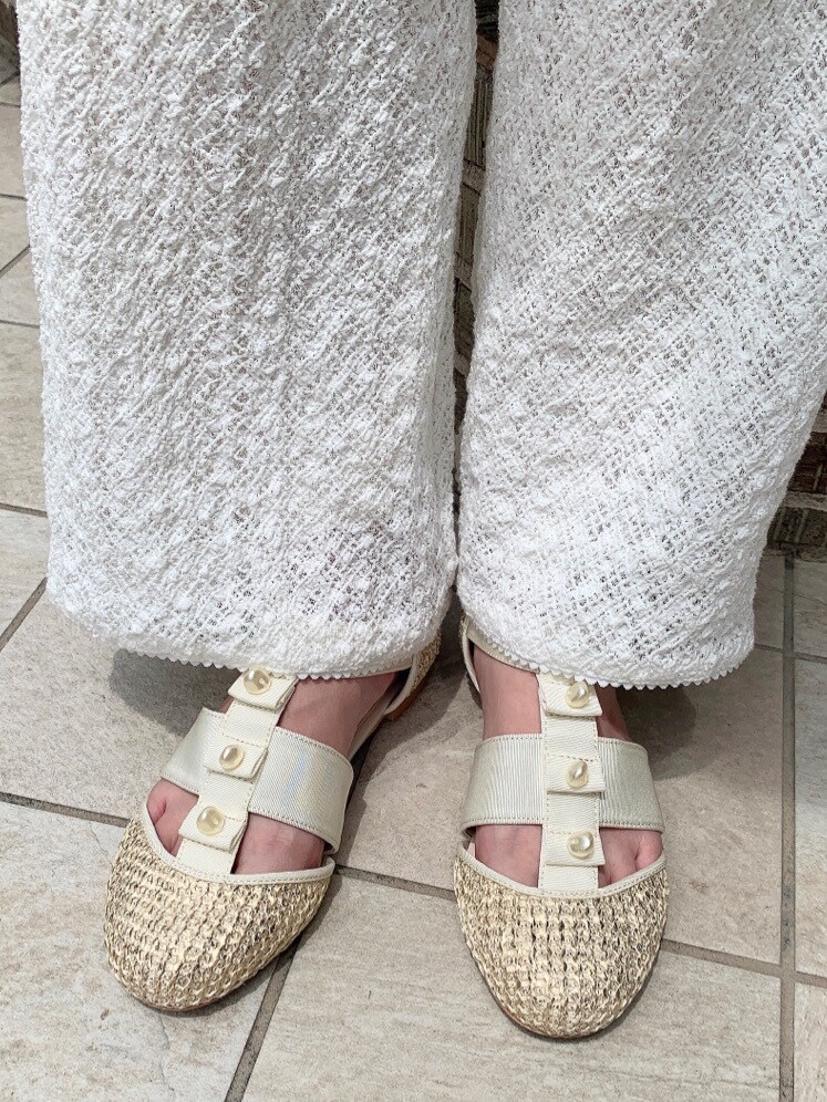 ベージュ系のパンプス、ホワイト系のその他パンツ、ホワイト系のTシャツ/カットソーを着用したレディースの夏コーディネートの7枚目の写真