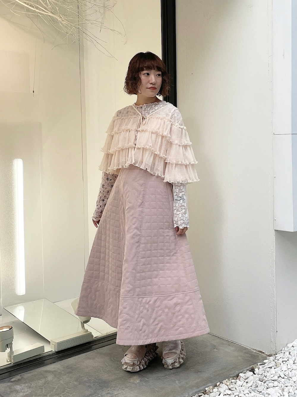 ホワイト系のカーディガン/ボレロ、ピンク系のTシャツ/カットソー、ピンク系のスカートを着用したレディースの夏コーディネートの2枚目の写真