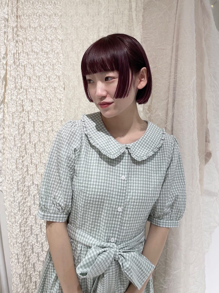 ホワイト系のサンダル、ホワイト系のショルダーバッグ、グリーン系のワンピースを着用したレディースの春コーディネートの3枚目の写真