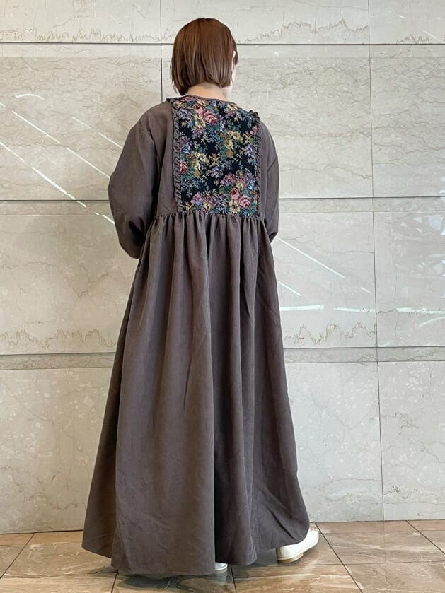 ホワイト系のその他シューズ、ブラウン系のワンピースを着用したレディースの秋コーディネートの4枚目の写真