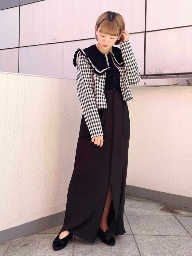 ブラック系のシャツ/ブラウス、ブラック系のスカート、ブラック系のその他シューズを着用したレディースの夏コーディネートの2枚目の写真