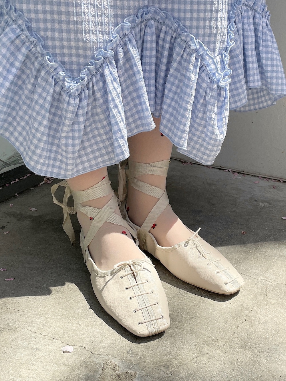 ブルー系のワンピース、ホワイト系のハンドバッグ、ホワイト系のベストを着用したレディースの春コーディネートの6枚目の写真