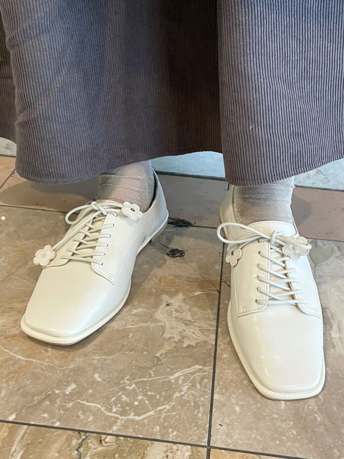 ホワイト系のその他シューズ、ブラウン系のワンピースを着用したレディースの秋コーディネートの6枚目の写真