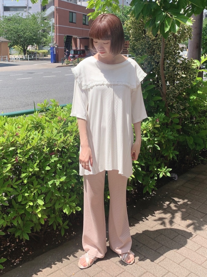ピンク系のその他パンツ、ホワイト系のサンダル、ホワイト系のTシャツ/カットソーを着用したレディースの春コーディネートの2枚目の写真