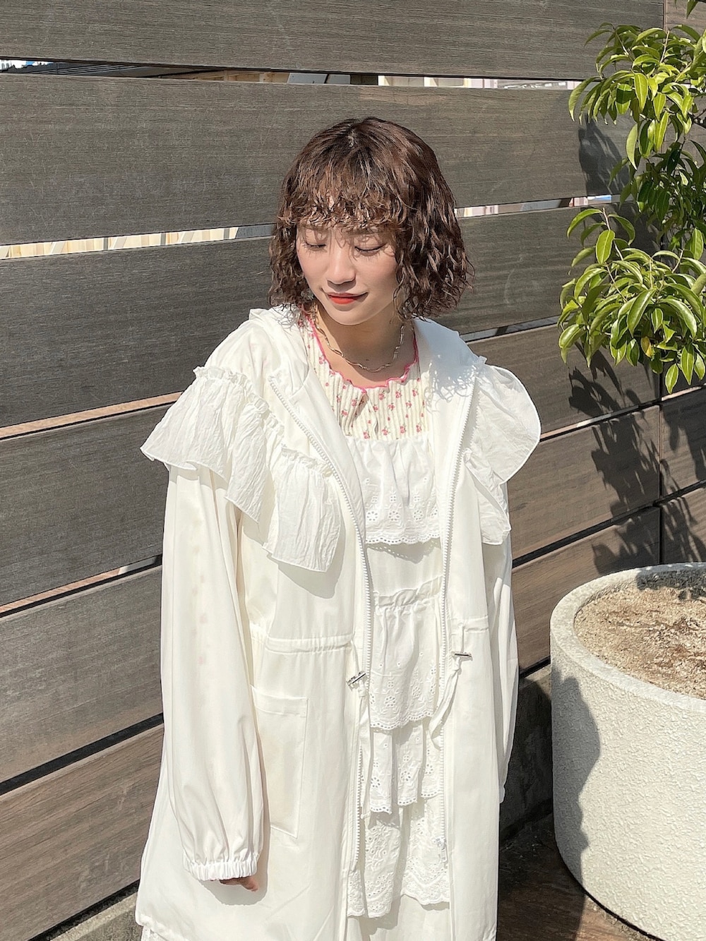 ホワイト系のマウンテンパーカー、ホワイト系のワンピース、ホワイト系のTシャツ/カットソーを着用したレディースの春コーディネートの5枚目の写真