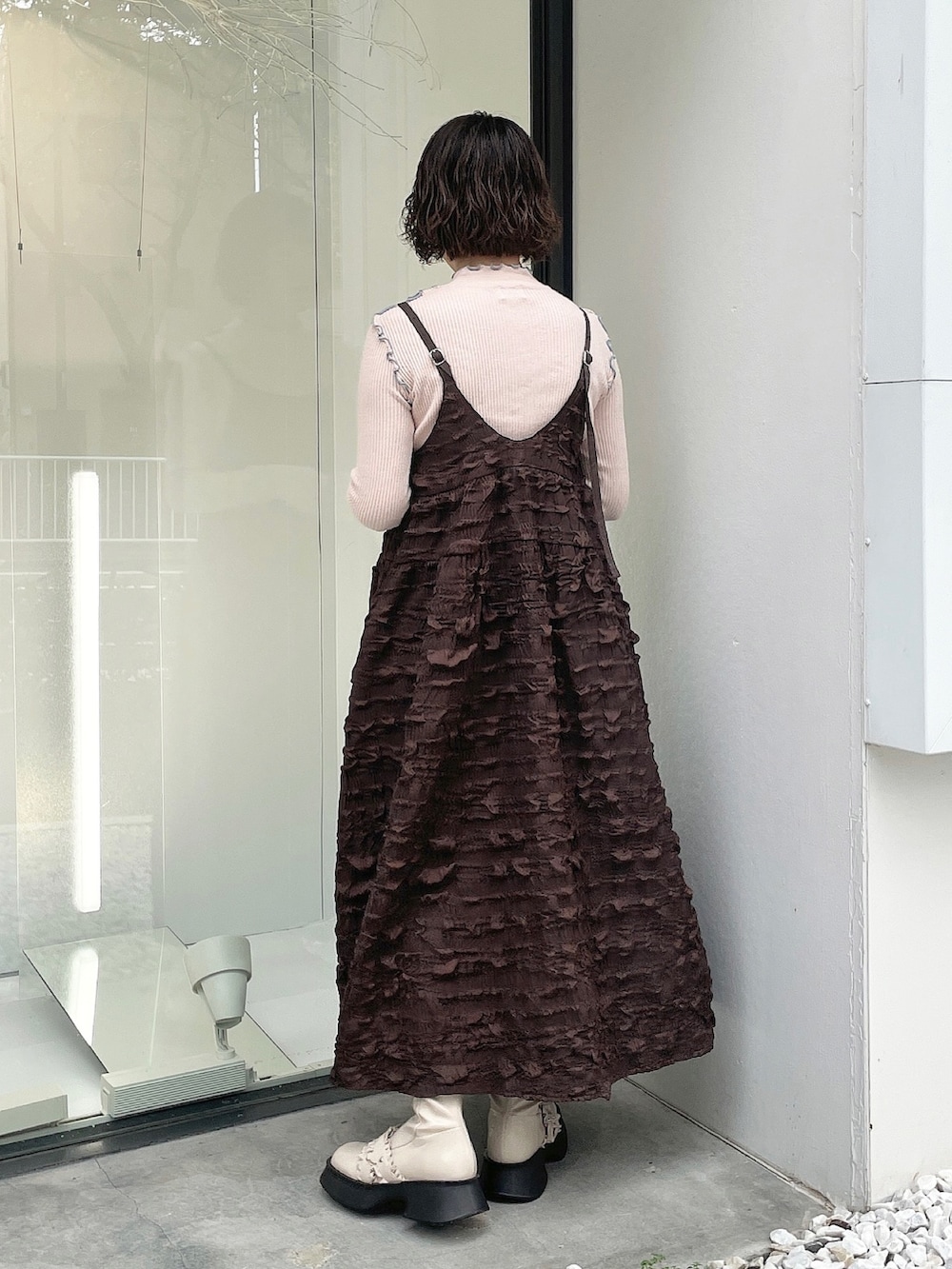 ピンク系のニット/セーター、ホワイト系のカーディガン/ボレロ、ブラウン系のワンピースを着用したレディースの秋コーディネートの7枚目の写真