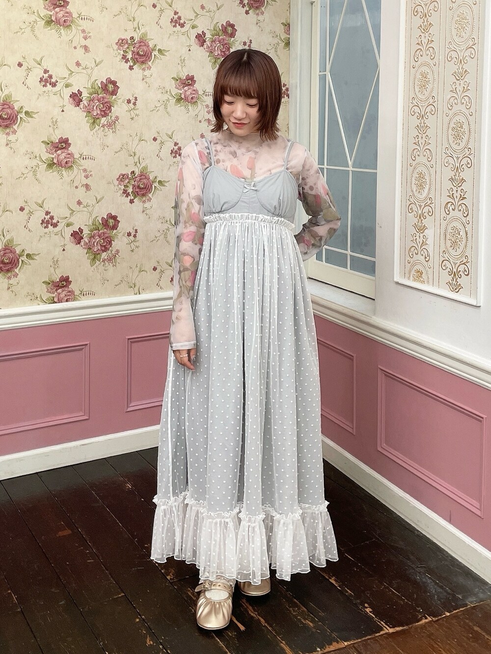 グレー系のワンピース、ホワイト系のTシャツ/カットソー、ゴールド系のバレエシューズを着用したレディースの夏コーディネートの2枚目の写真