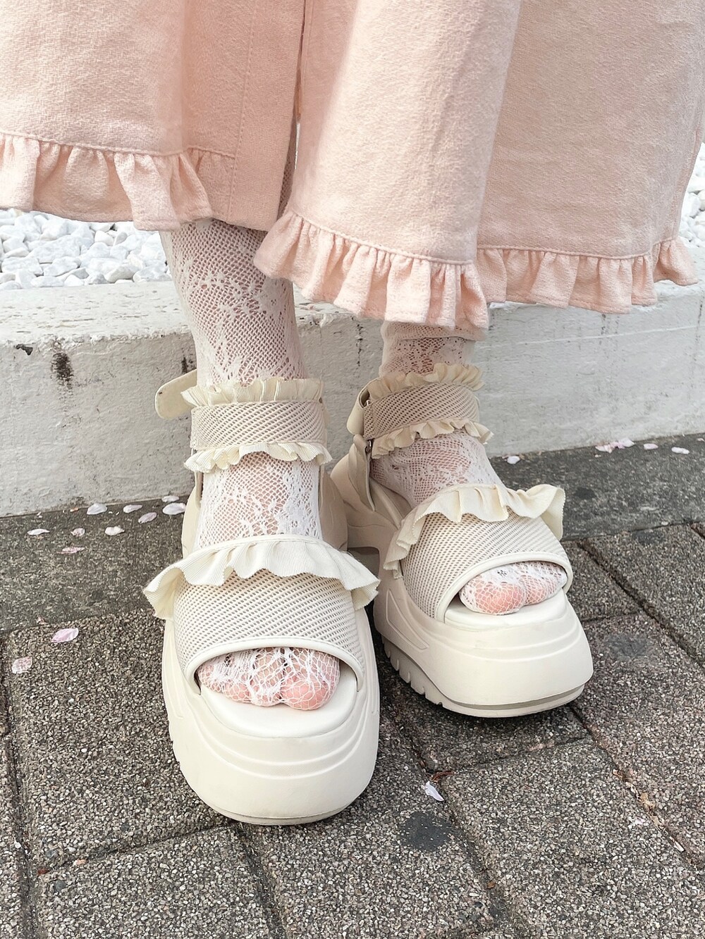 ベージュ系のシャツ/ブラウス、ピンク系のワンピース、ホワイト系のサンダルを着用したレディースの春コーディネートの6枚目の写真