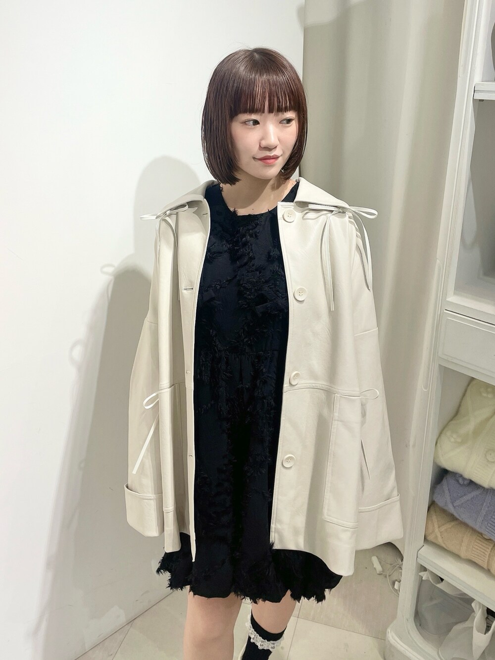 ホワイト系のブルゾン、ブラック系のワンピース、ホワイト系のローファーを着用したレディースの秋コーディネートの4枚目の写真