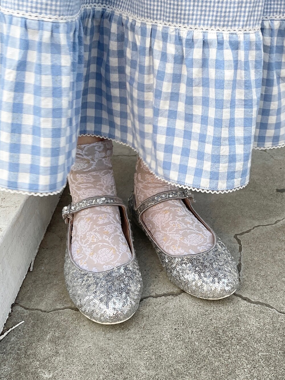 ホワイト系のスウェット、ホワイト系のTシャツ/カットソー、ブルー系のスカートを着用したレディースの冬コーディネートの6枚目の写真