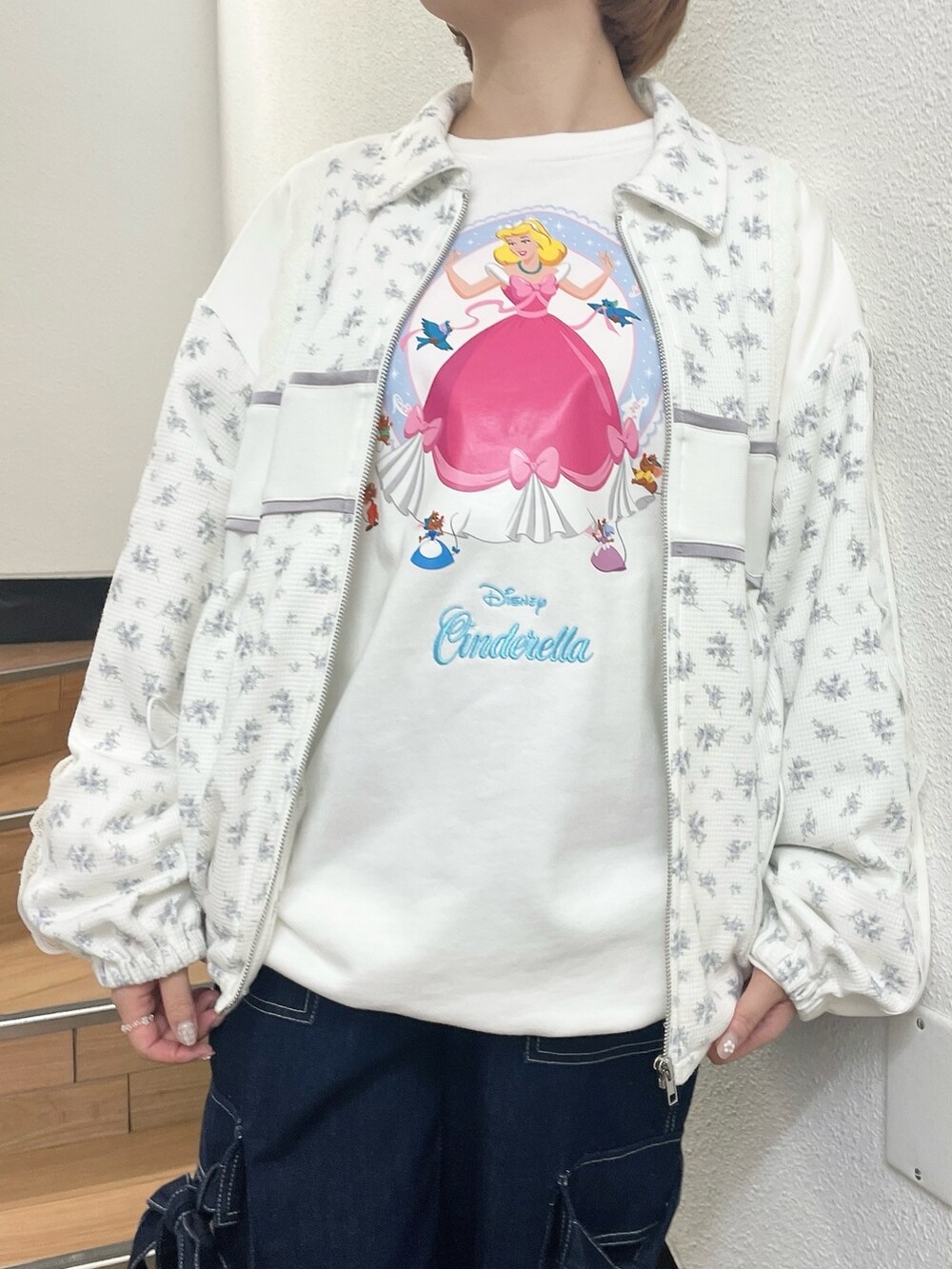 ブルー系のジャージ、ホワイト系のスウェット、ブルー系のデニムパンツを着用したレディースの春コーディネートの8枚目の写真