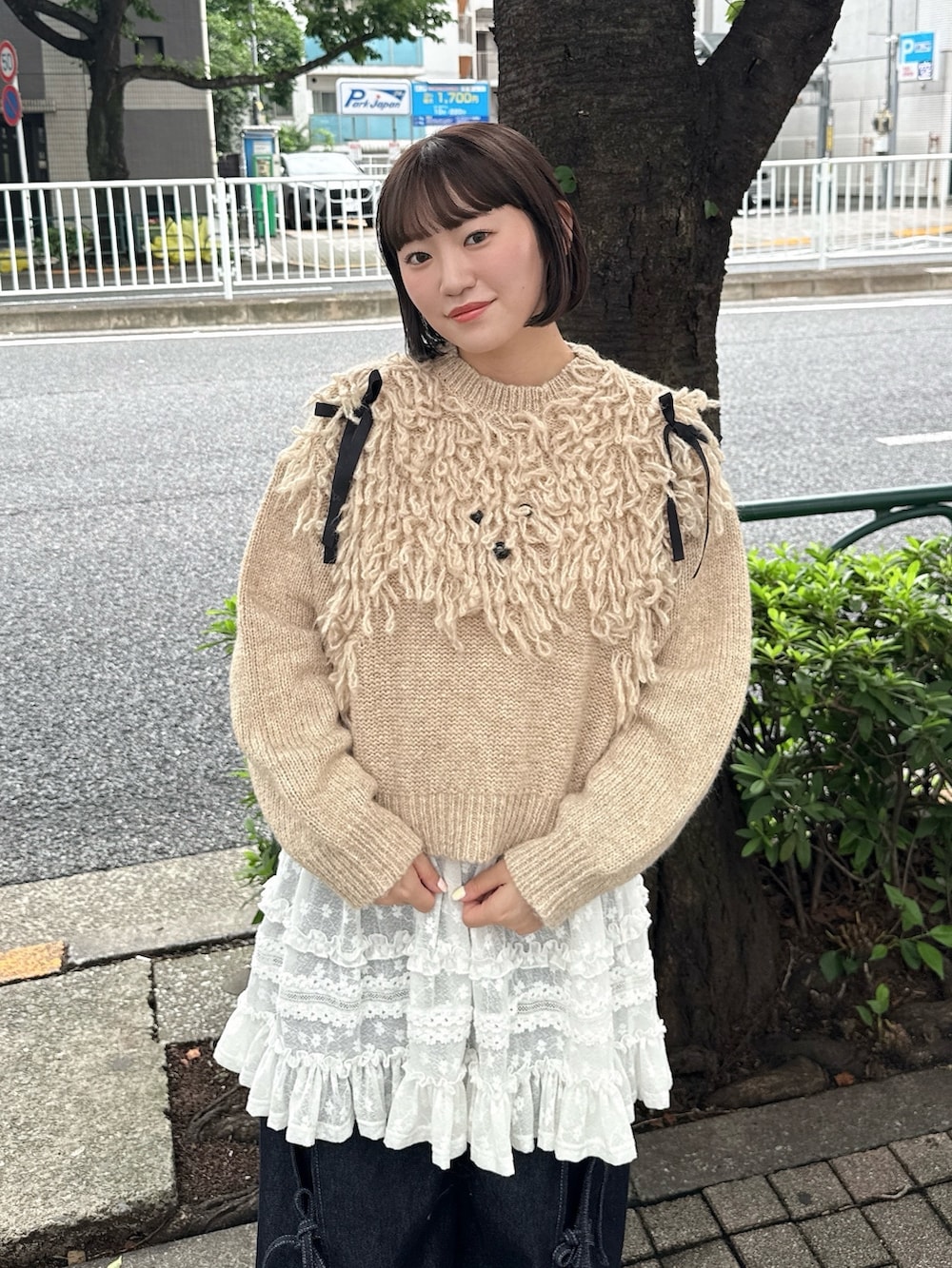 ブルー系のデニムパンツ、ホワイト系のスニーカー、ホワイト系のスカートを着用したレディースの夏コーディネートの3枚目の写真