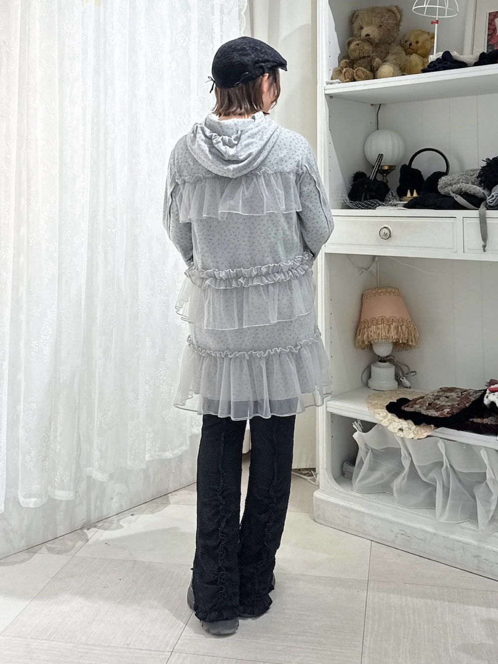 グレー系のワンピース、ブラック系のその他パンツ、ブラック系のローファーを着用したレディースの秋コーディネートの3枚目の写真