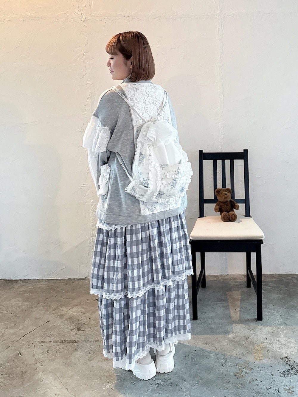 ブルー系のバックパック/リュック、グレー系のワンピース、ホワイト系のサンダルを着用したレディースの春コーディネートの5枚目の写真