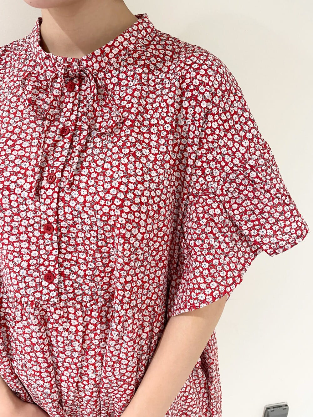 レッド系のワンピース、ベージュ系のサンダル、ホワイト系のトートバッグを着用したレディースの夏コーディネートの4枚目の写真