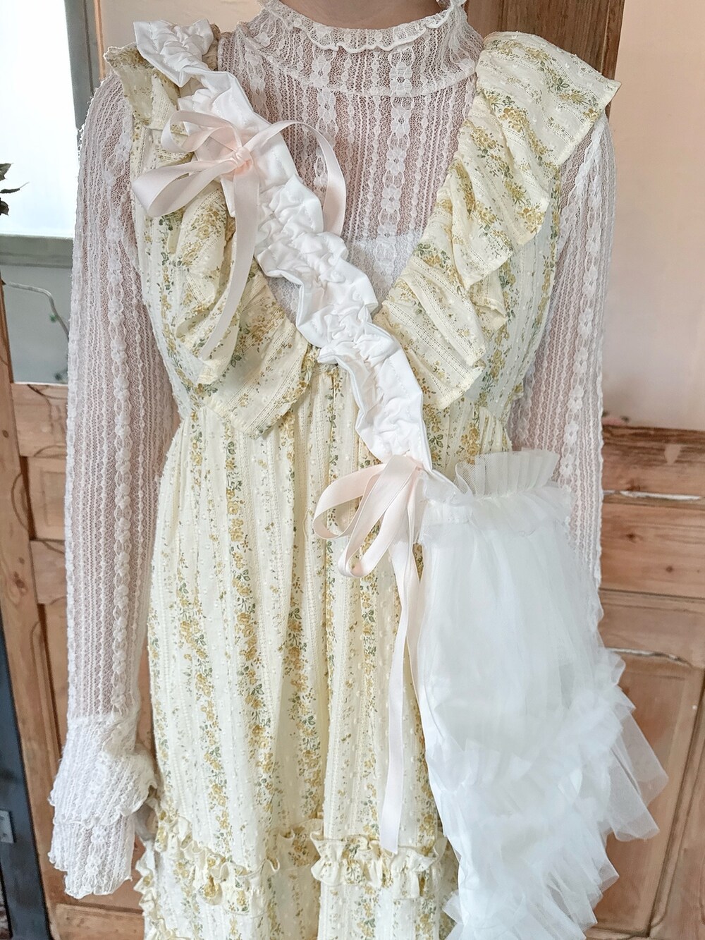 イエロー系のワンピース、ホワイト系のTシャツ/カットソー、ホワイト系のトートバッグを着用したレディースの春コーディネートの8枚目の写真