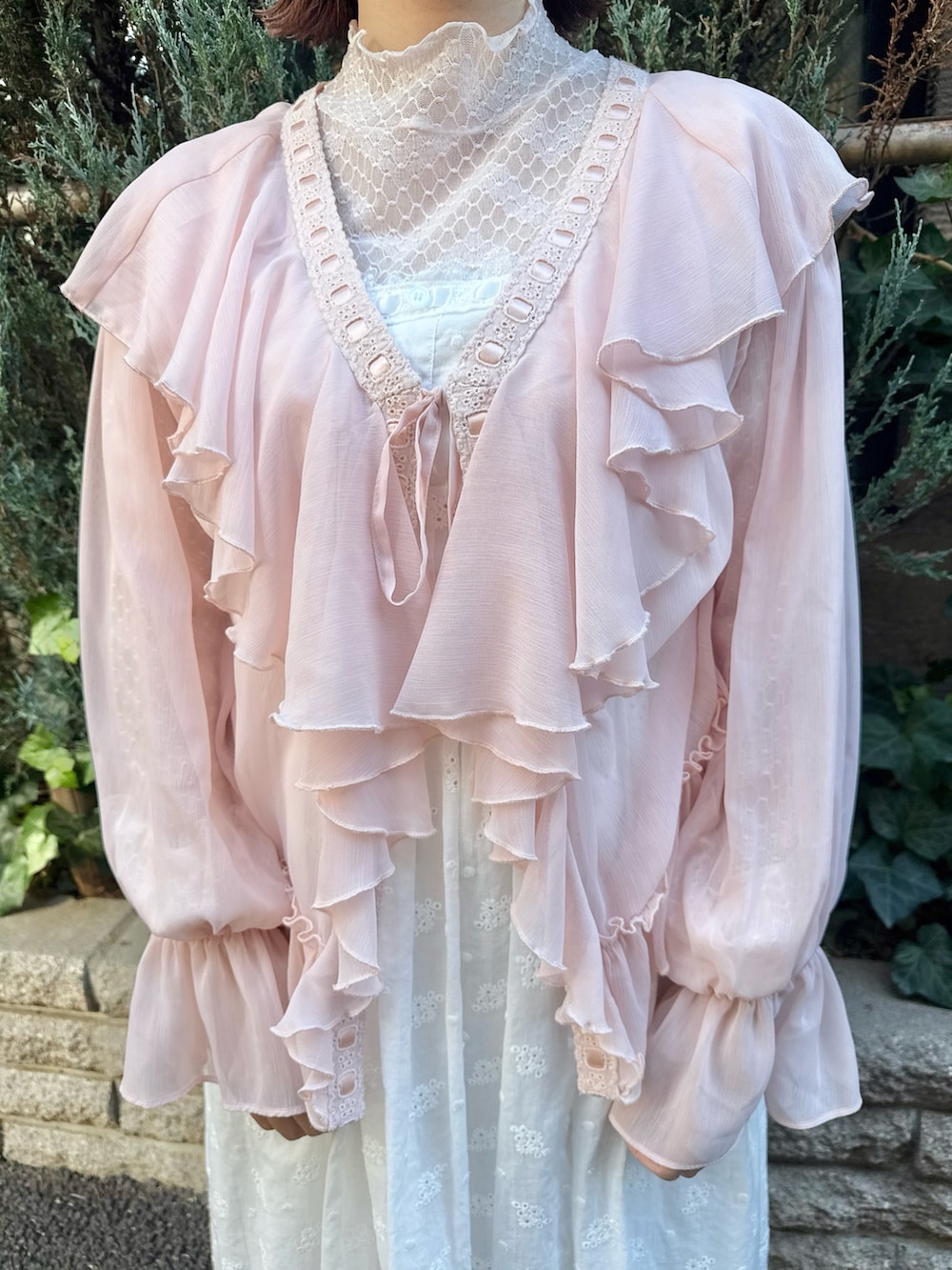 ホワイト系のTシャツ/カットソー、ピンク系のカーディガン/ボレロ、ホワイト系のワンピースを着用したレディースの冬コーディネートの7枚目の写真